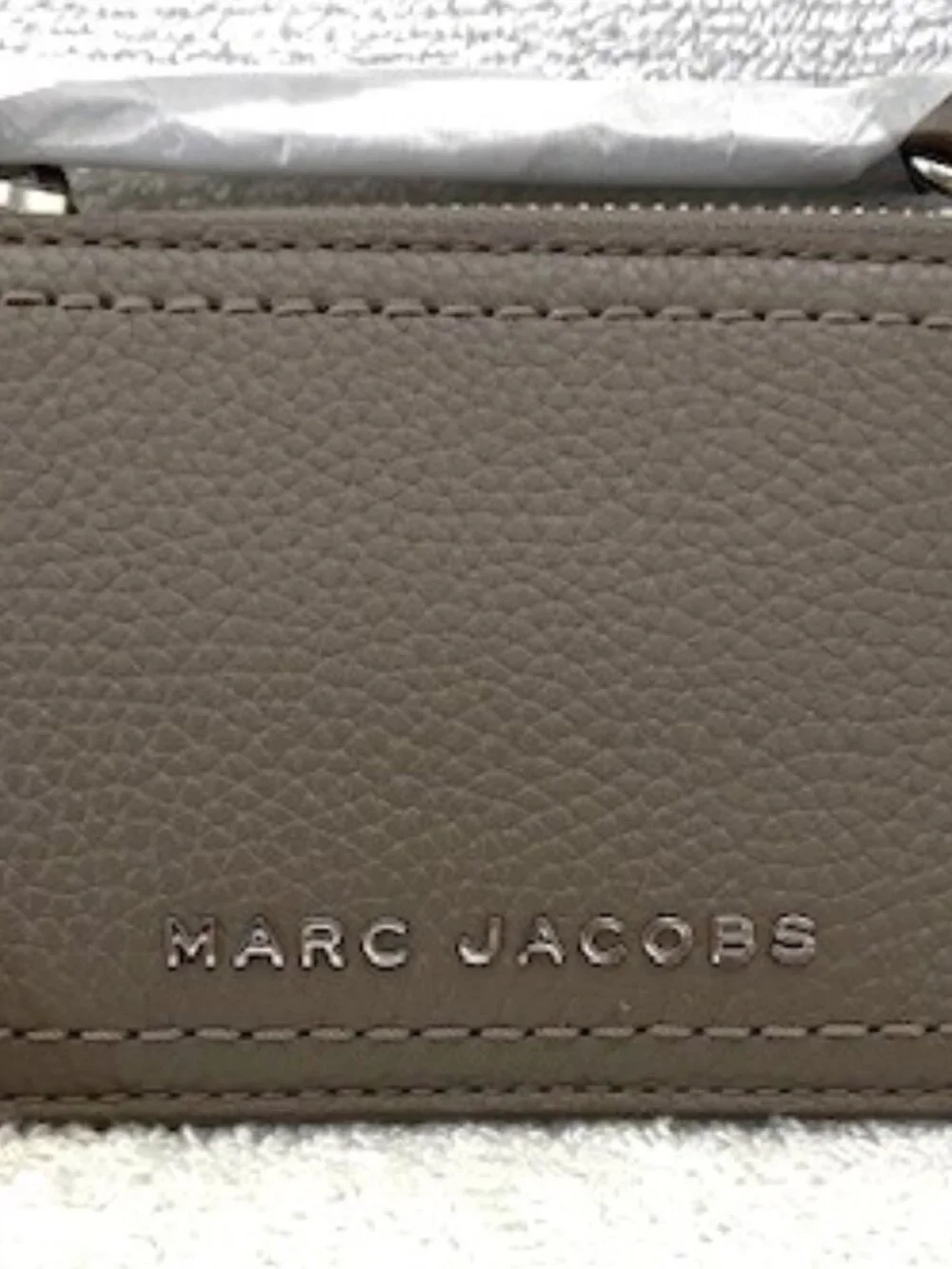 Marc Jacobs Groove pebble leather top zip wristlet card holder in Concrete gray